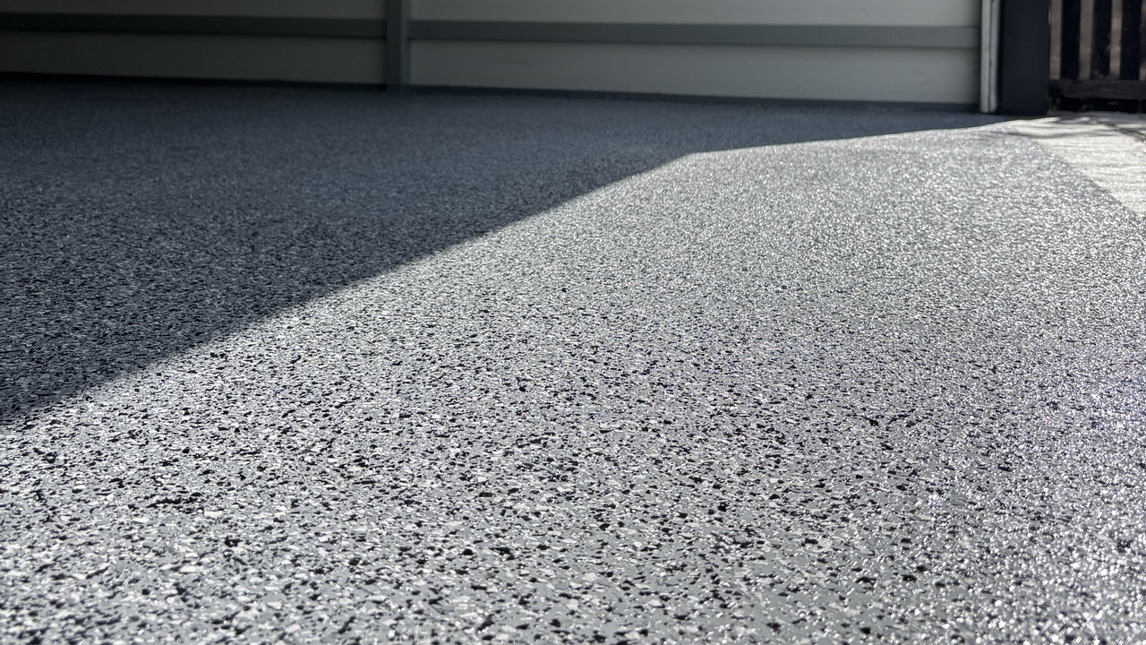 Garaż po realizacji - posadzka żywiczna liquid glass