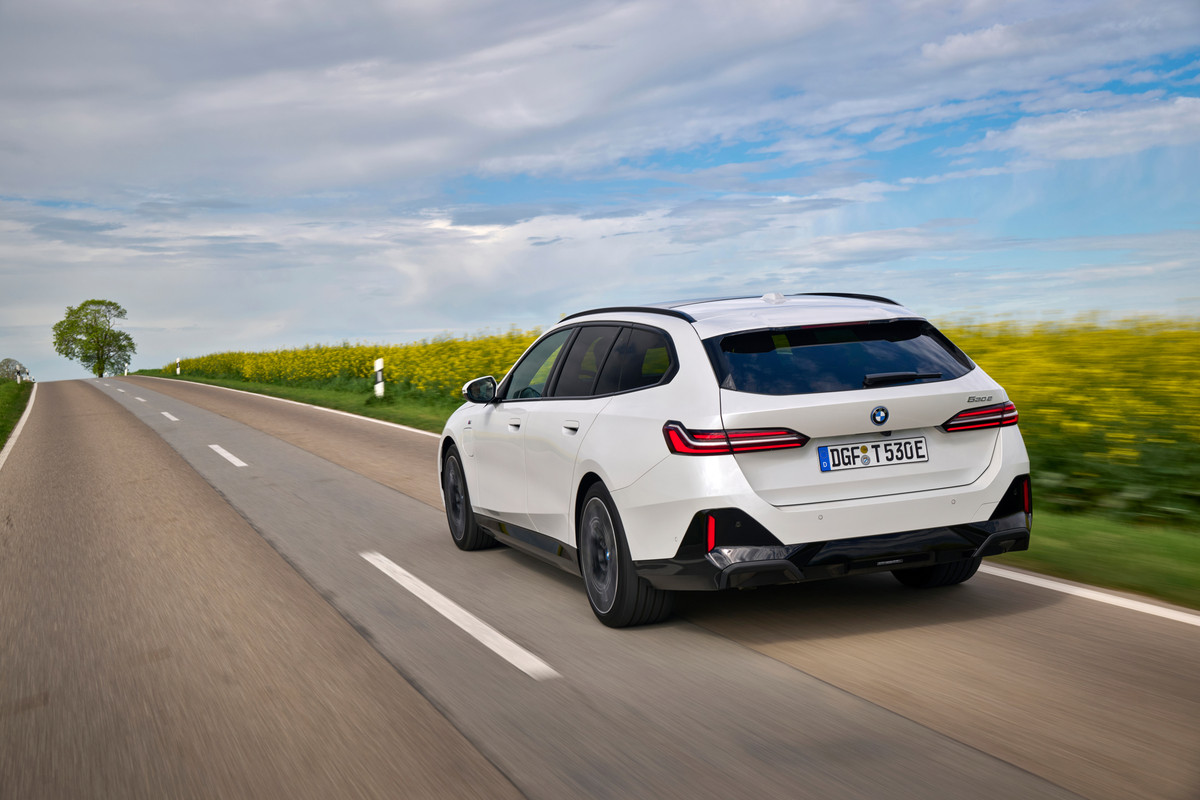 P90551887_highRes_the-new-bmw-530e-tou