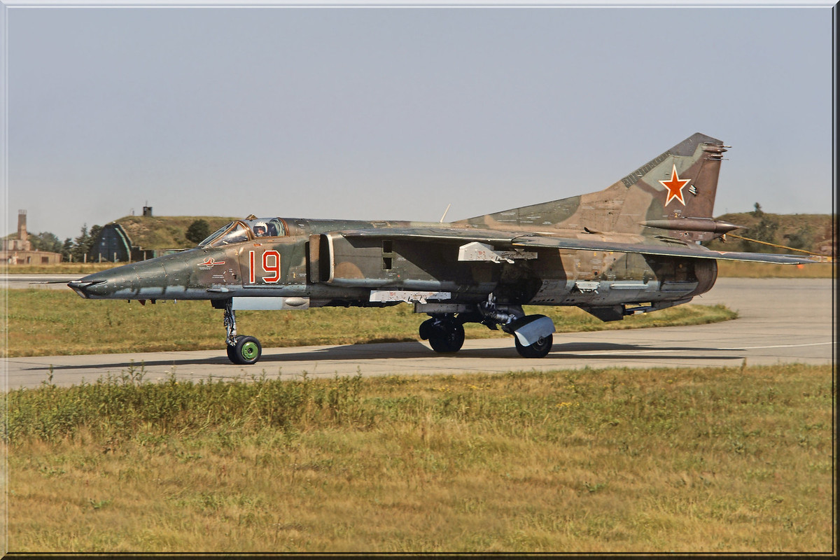 296 APIB Mig-27M 19 Red_ 83712538888, Summer 1992