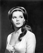 samantha-eggar-b73