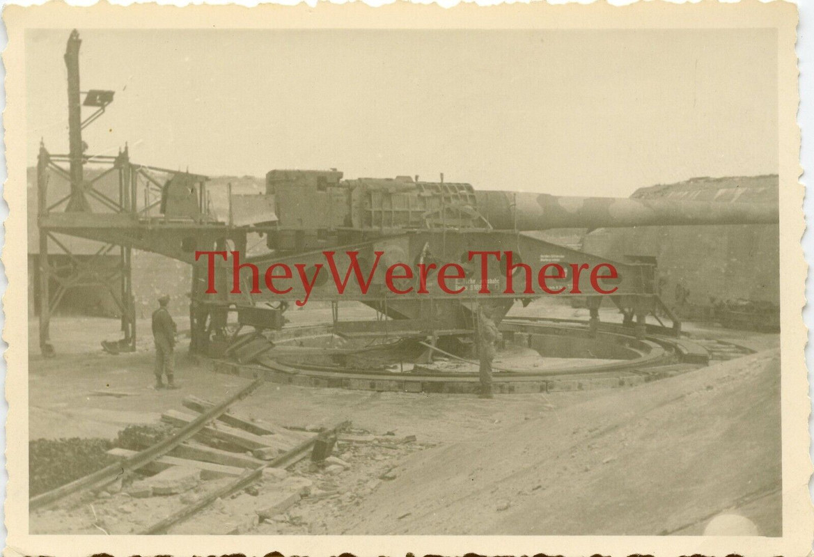 WWII photo- US GI w Captured German CANON DE 340 MODELE 1912 Railway Gun  (2)