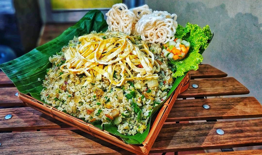 Satu porsi menu nasi goreng lado ijo di Nasgor Kulakan, tempat makan malam di Bekasi.