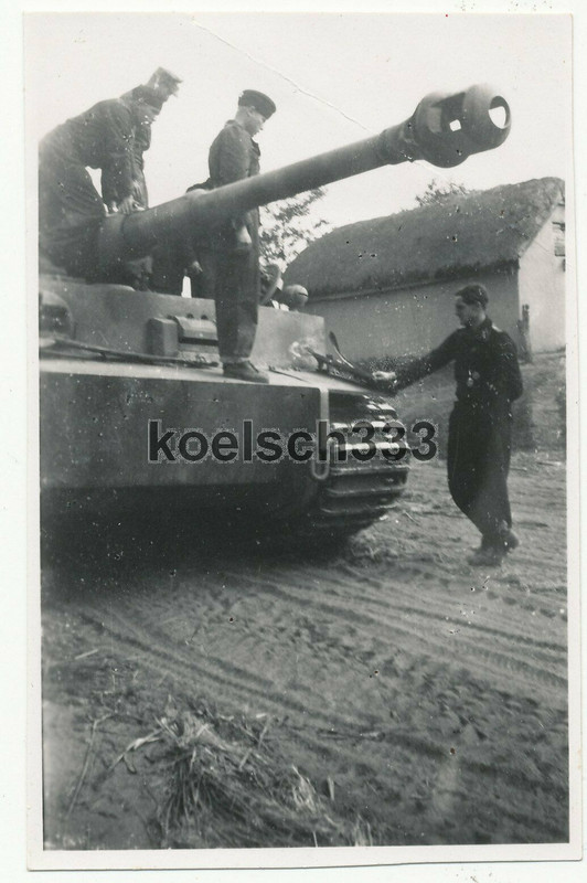Foto Panzermänner am Tiger Panzer an der Ostfront ! Kommandant an der li. Kette