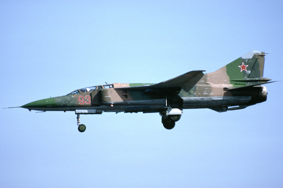 833 IAP Mig-23UB 93 Red_29030107_21.04.92