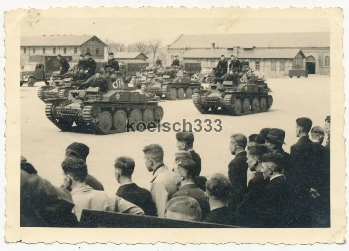 Foto Panzer 38(t) der Wehrmacht auf einem Kasernenhof ...