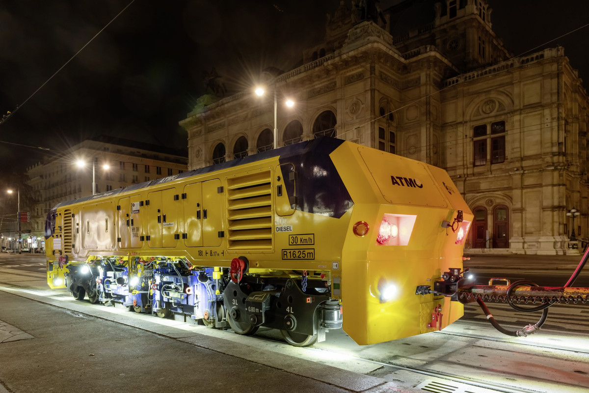 The-rail-grinding-trailer-ATMO-Automatic-Track-Machine-Oscillator-was-designed-and-built-by-Plasser-