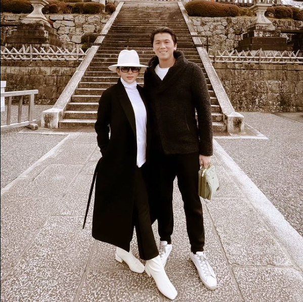 Syahrini dan Reino Barack mengenakan pakaian dengan warna sama