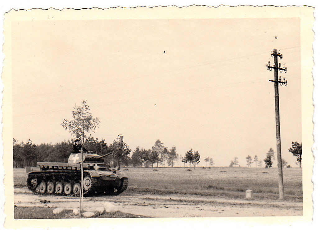 Deutscher Panzer mit weißen Kreuz Panzermann Vor