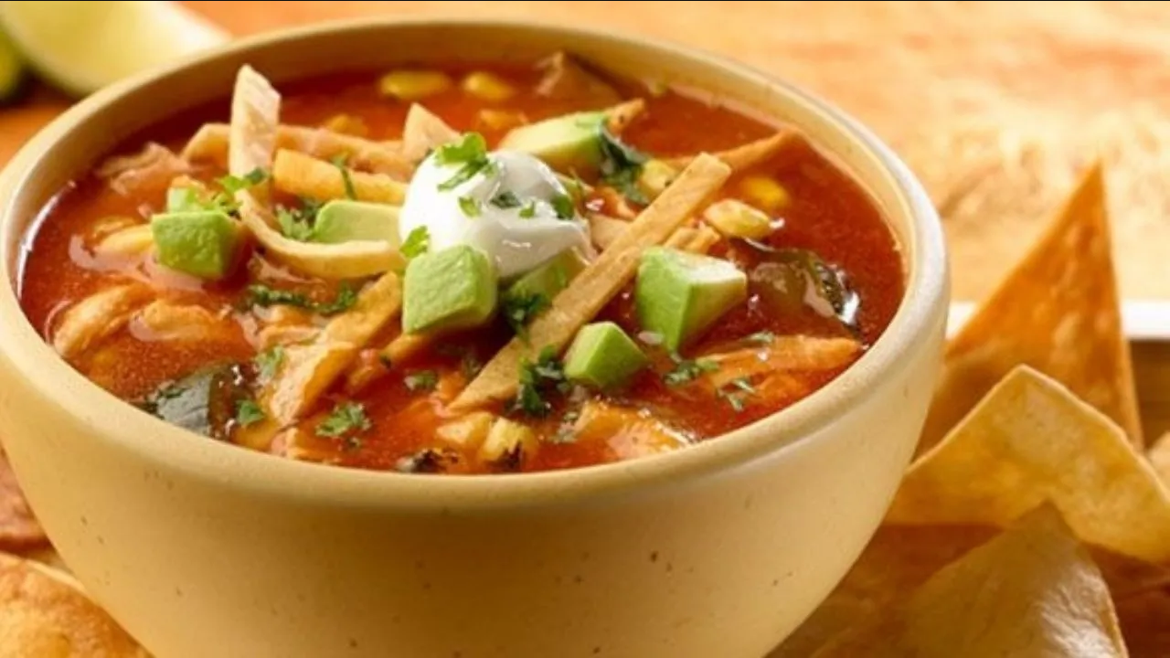 Sorprende a todos el viernes de vigilia con esta sopa de tortilla