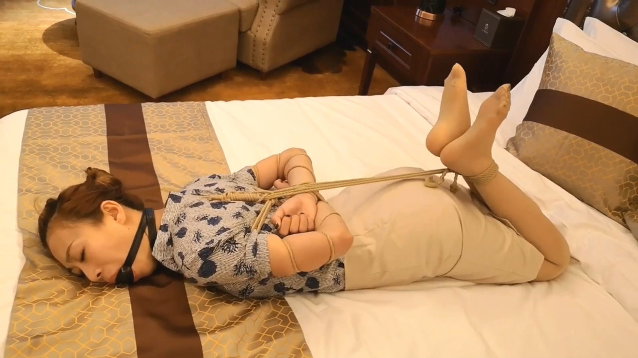 束缘阁 空姐五花紧缚 诺米.mp4_20210910_084726.783