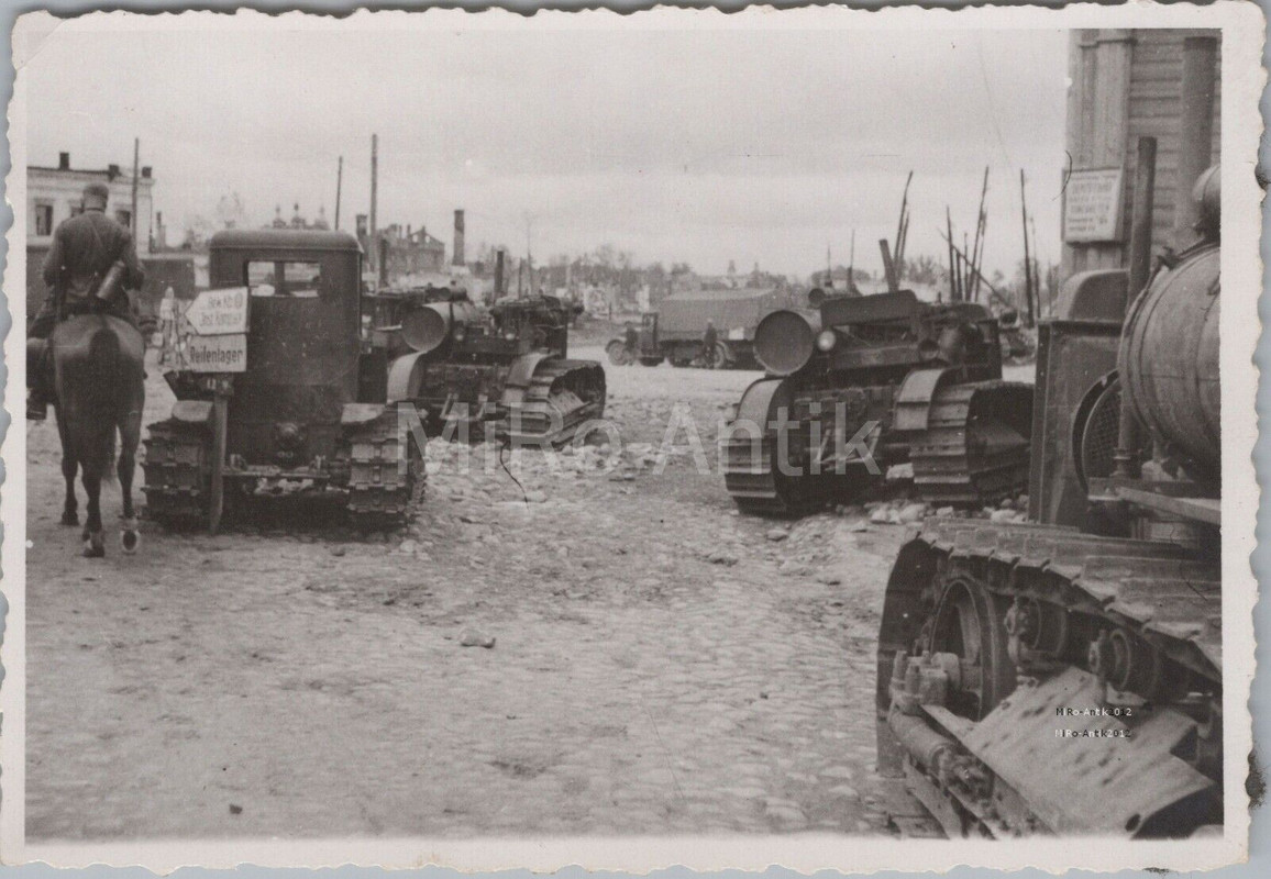 Foto, 10A.R.129, russische Traktoren in Witebsk im Juli 1941, Russland