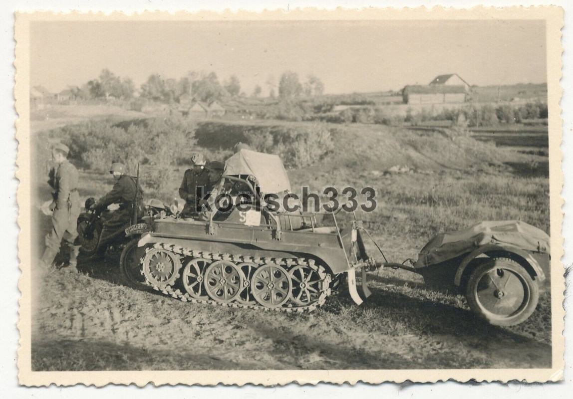 Foto Kradschütze vor NSU Kettenkrad mit 1achs Sonderanhänger an der Ostfront ...