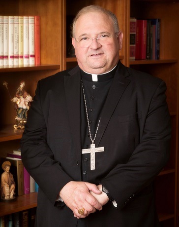 Messa e sacramenti, la lezione di un vescovo americano dans Angela Pellicciari Vescovo-Peter-Baldacchino