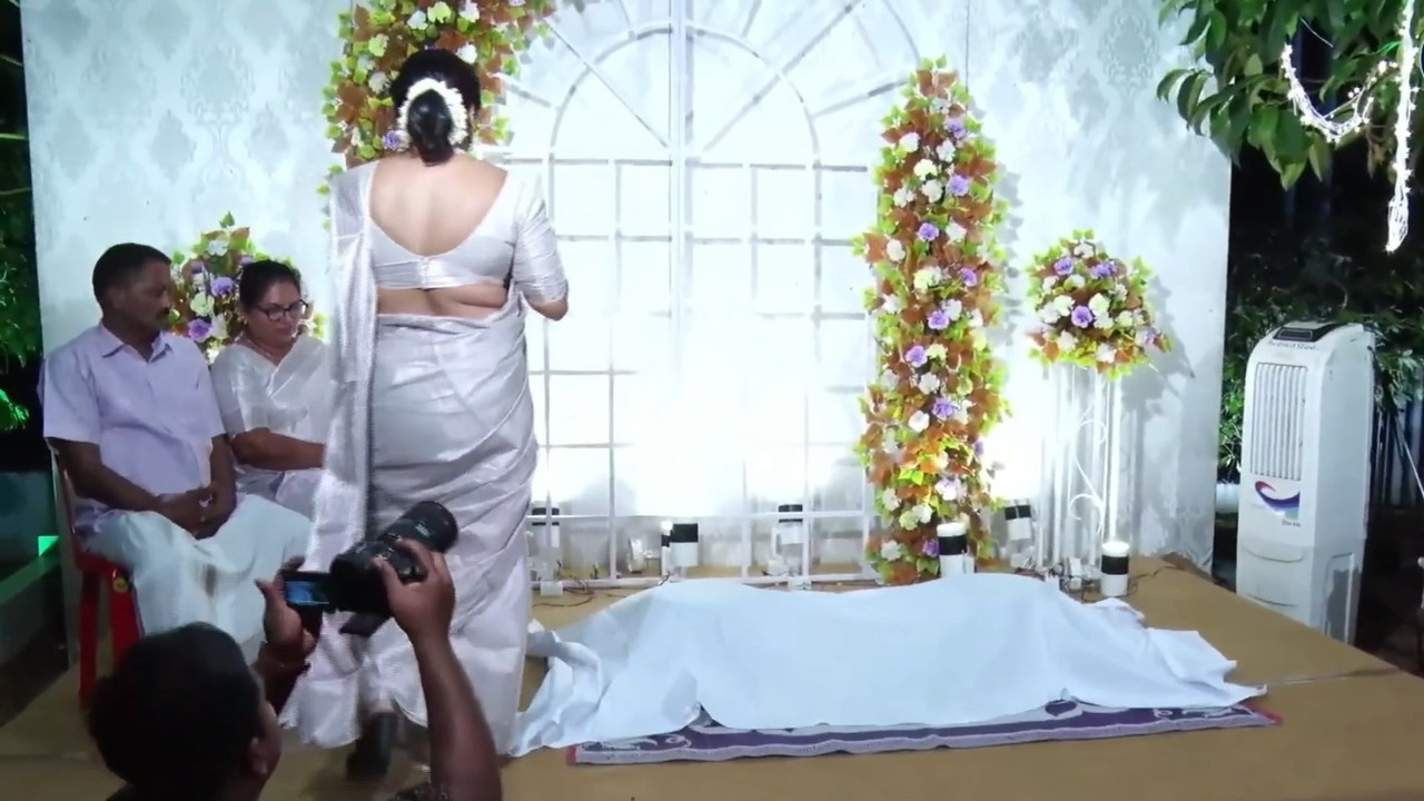 Hot fleshy Malayali aunty tummy foldand big ass in white saree.mp4_snapshot_00.28.452