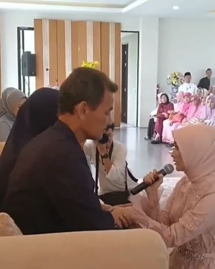 Citra Kirana sungkem pada kedua orang tuanya.