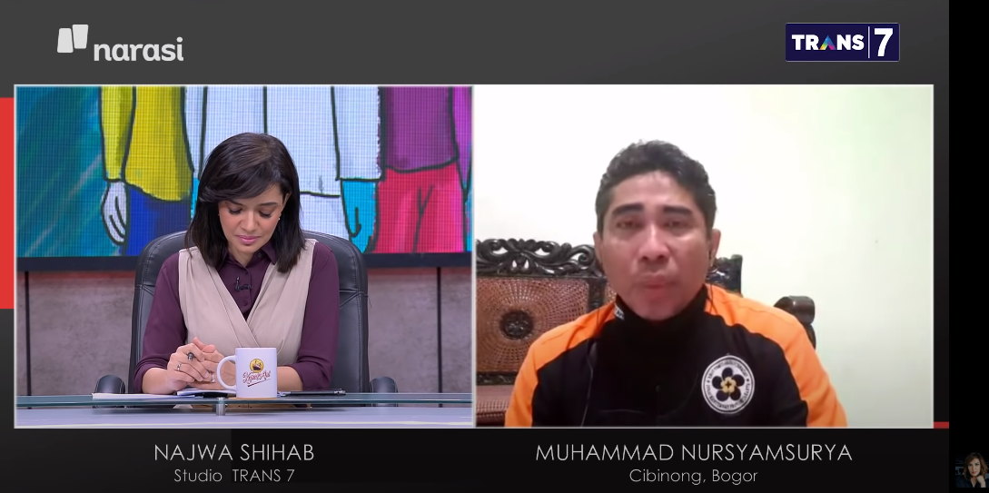 Pak Syam curhat kesedihan yang ia rasakan, hingga Najwa tertunduk karen ikut larut ketika mendengarnya