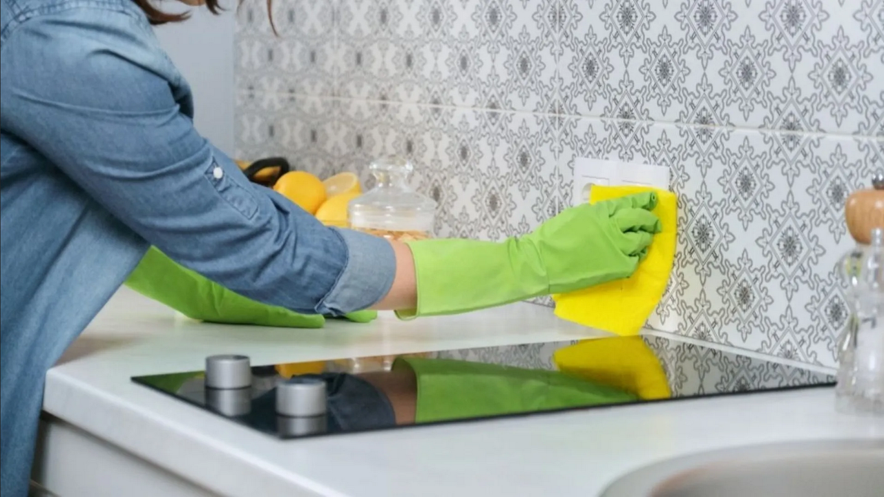 ¿Cómo quitar el cochambre de las paredes de la cocina?