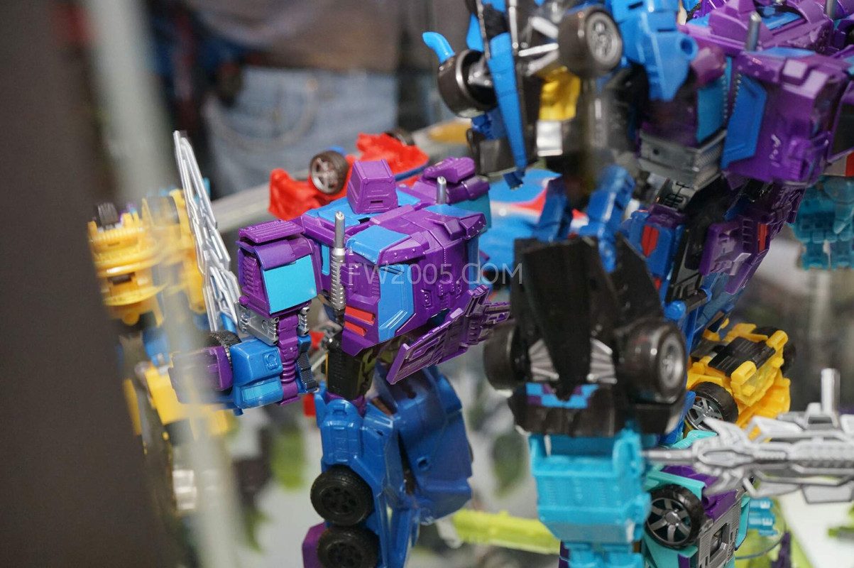 SDCC2015-Hasbro-Case-Transformers-Combiner-Wars-