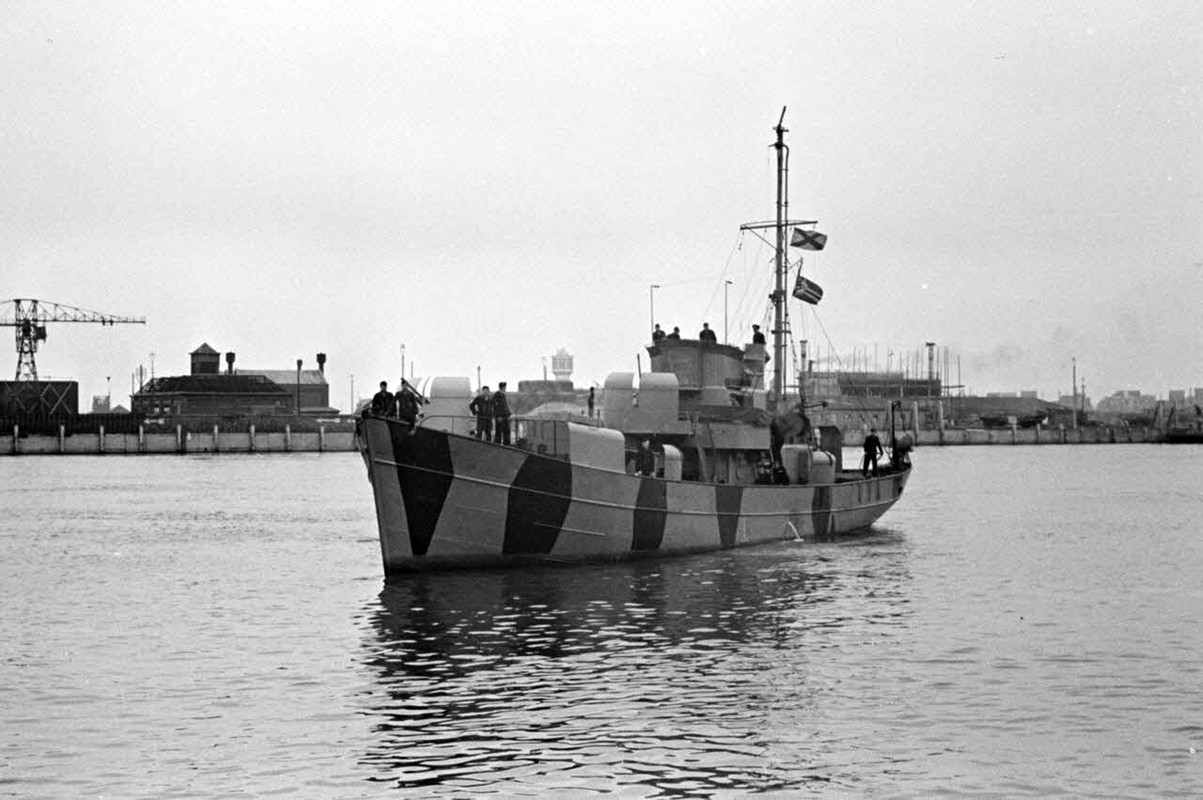 Le dragueur de mines allemand (Sperrbrecher) récemment modifié en bâtiment lance-flammes ou bateau-p