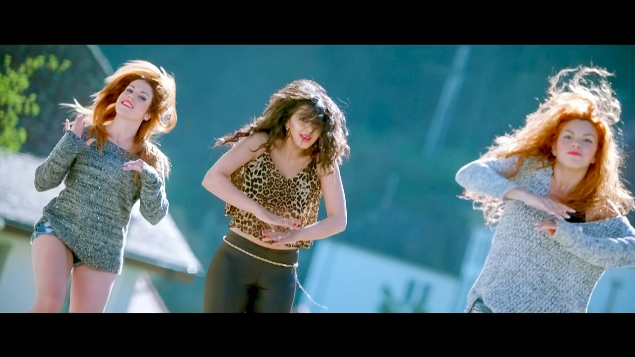 [Image: Nikki-Galrani-Hot-Song-02-From-Krishnash...-18-56.jpg]