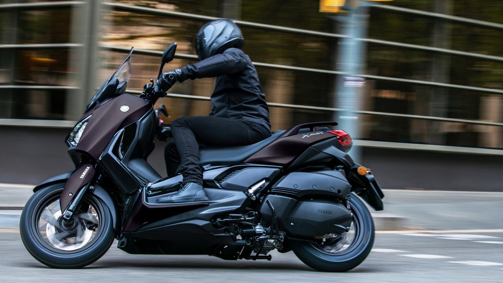 2024-Yamaha-XMAX300-ASP-EU-Dark-Magma-Action-010-03.jpg