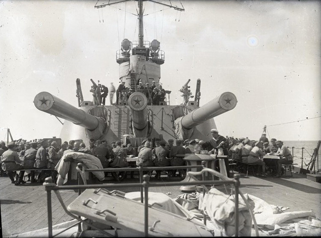 Слушатели Военной академии в гостях у балтийских моряков обед на палубе линкора