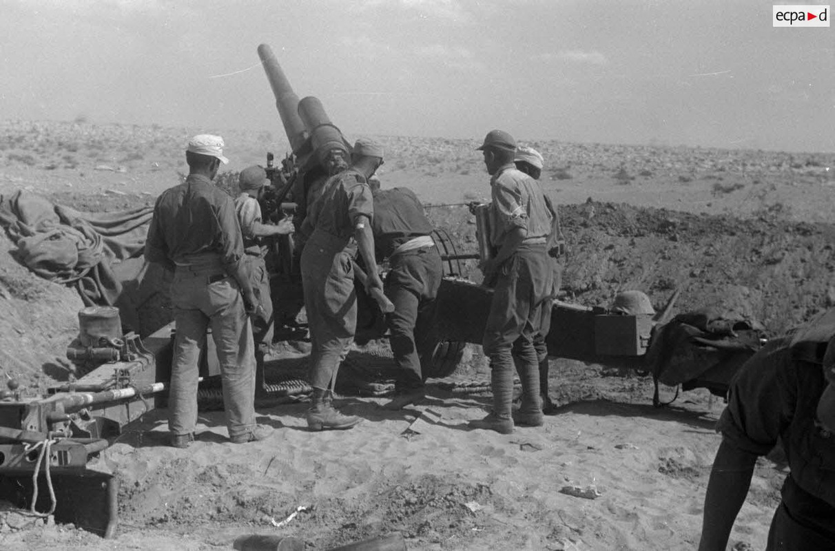 Une batterie de canons 10 cm schwere Kanone 18 règle son tir pour soutenir les blindés (4)