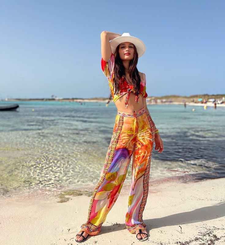 Gaya penampilan Cinta Laura saat liburan ke Spanyol, tampil dengan pakaian berwarna cerah membuatnya terlihat semakin stunning.