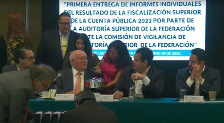 Lanzan ratones al auditor Colmenares en entrega de Cuenta Pública 2022