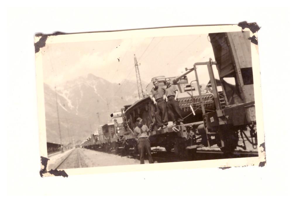 Foto 2.WK Eisenbahn Zug mit Panzer am Brenner Österreich