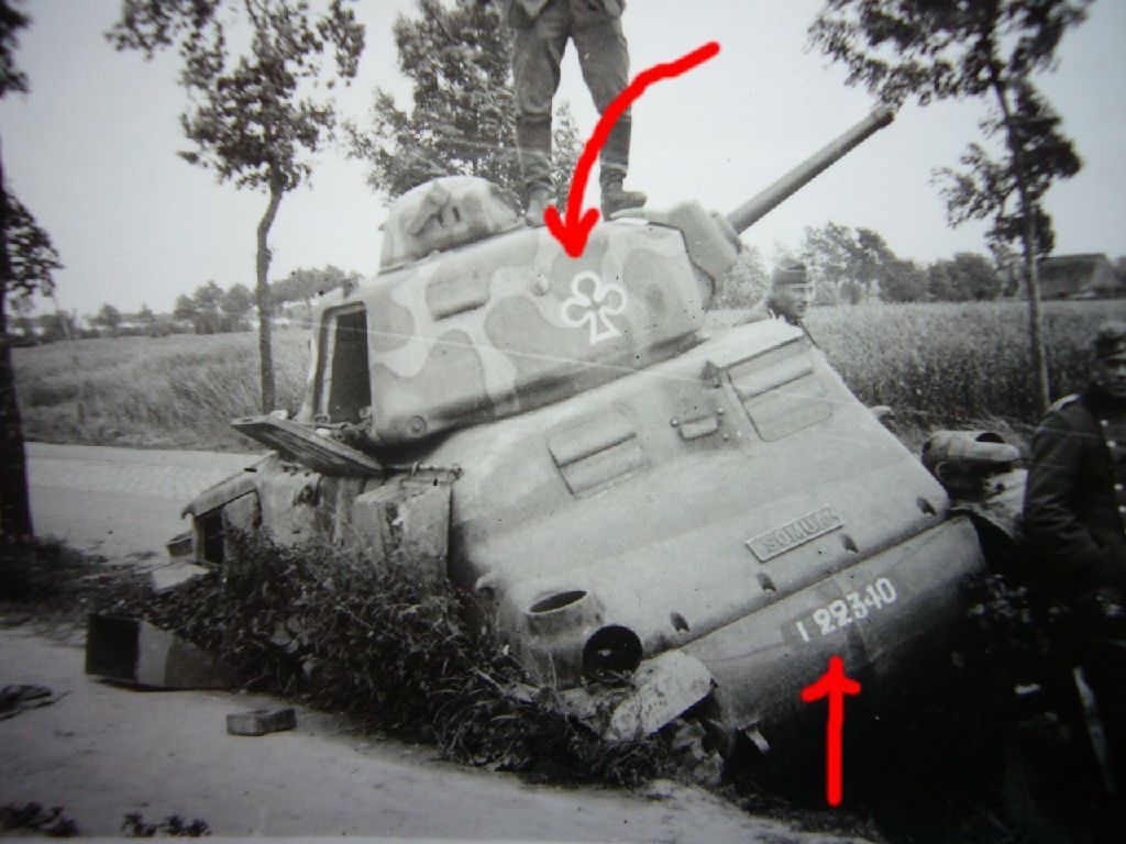 Foto FRANKREICH - zerstörter Somua PANZER mit PiK Abzeichen & Ta