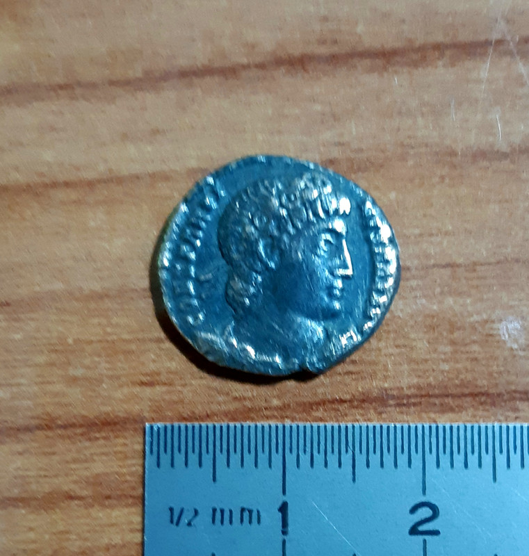 AE3 de Constantino I. GLOR-IA EXERC-ITVS. Dos estandartes entre dos soldados. Roma. 20190617-220601