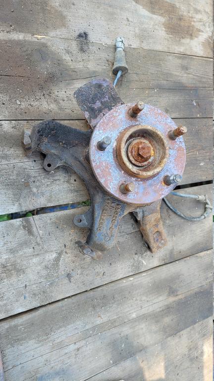 Поворотный кулак передний правый со ступицей