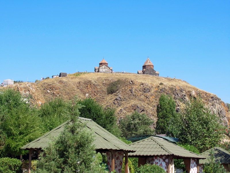 Армения - страна храмов, гор, камней и...