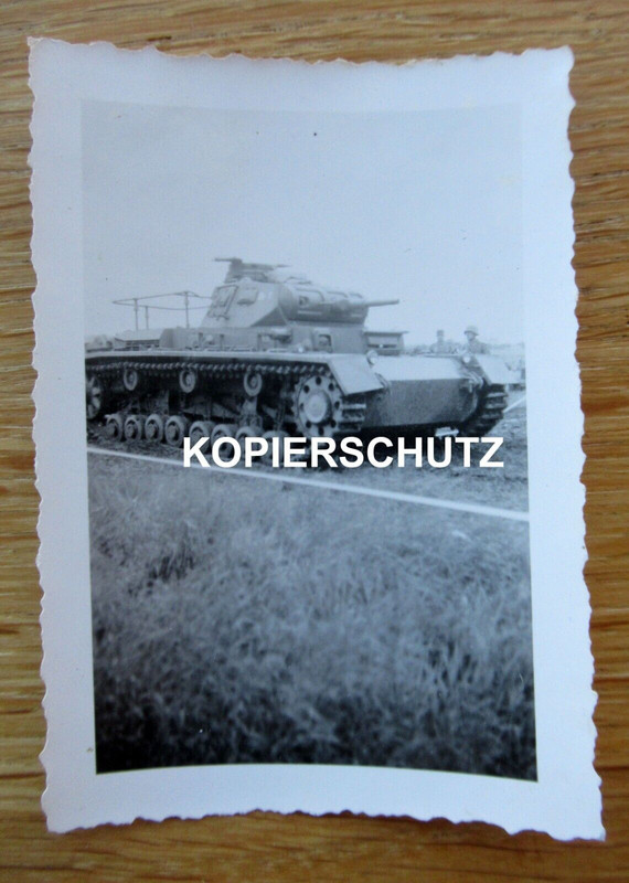 Altes Foto deutscher Panzer mit Rahmenantenne - - 2. WK - (1)