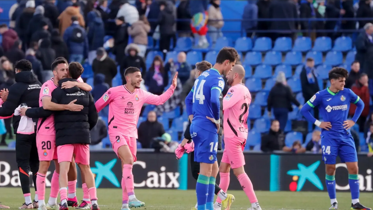 César Montes colabora en la victoria del Espanyol, salen de la zona descenso