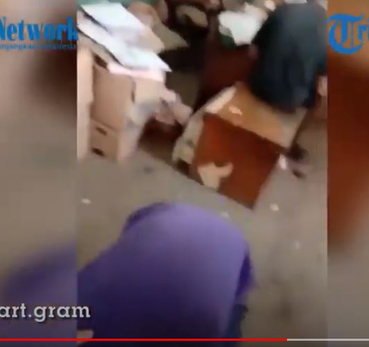 Dilabrak suami selingkuhannya, pria ini bersedia cium kaki