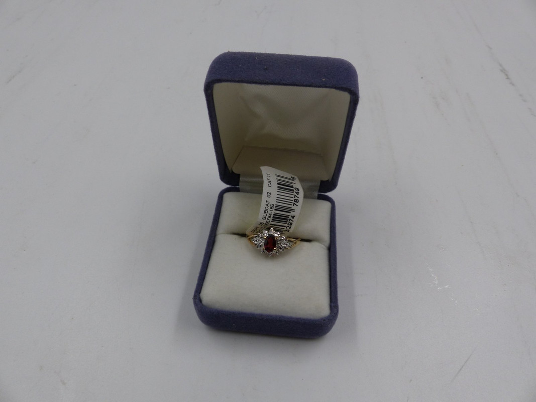 WOMENS 10 KARAT GOLD GENUINE GARNET RING WITH FLOWER ACCENT SIZE 7 WOMENS 10 KARAT GOLD GENUINE GARNET RING WITH FLOWER ACCENT SIZE 7