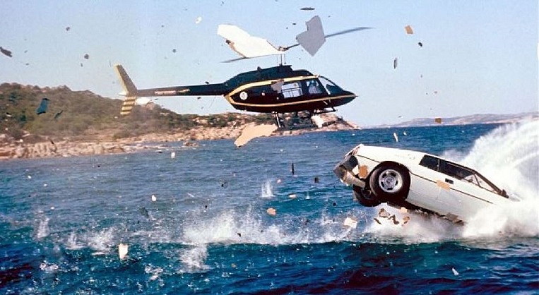 CAROLINE-MUNRO-HELICOPTER-2-A-FOTOR.jpg