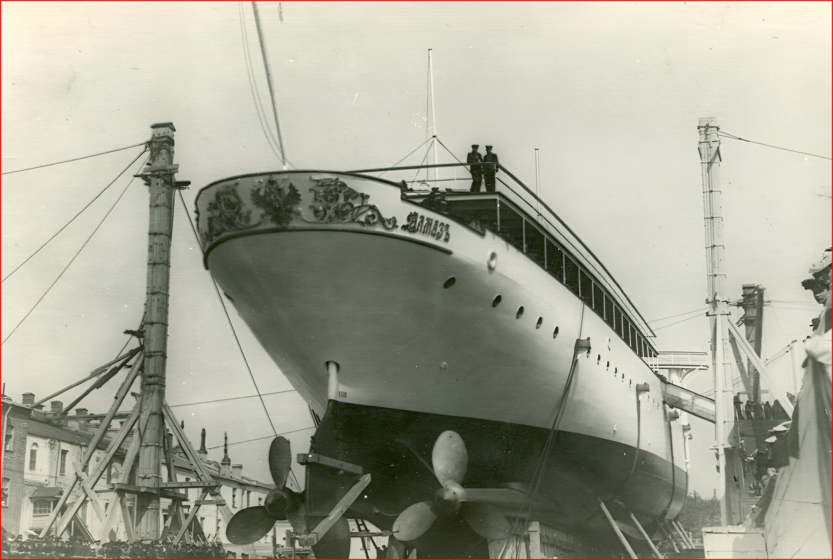 Спуск крейсера второго ранга Алмаз на воду (2)