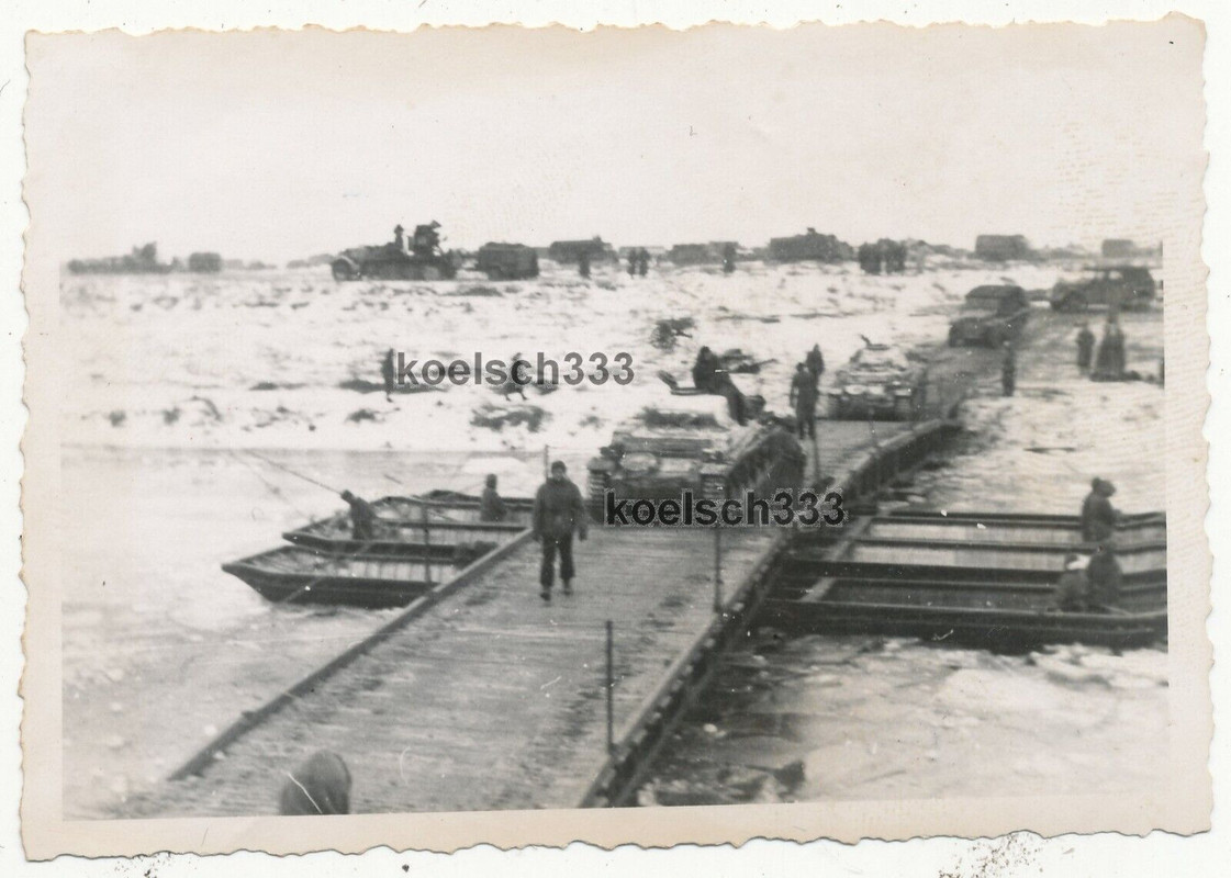 Foto Panzer der Wehrmacht überqueren eine Kriegsbrücke im Winter an der Ostfront