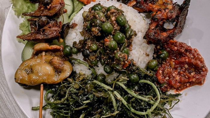 Warung Nasi Ibu Imas, pilihan tempat makan siang enak di Bandung dengan menu masakan khas Sunda.