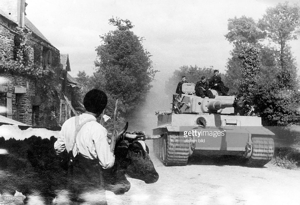 Ein Tiger - Panzer (Pzkpfw VI) rollt durch ein b