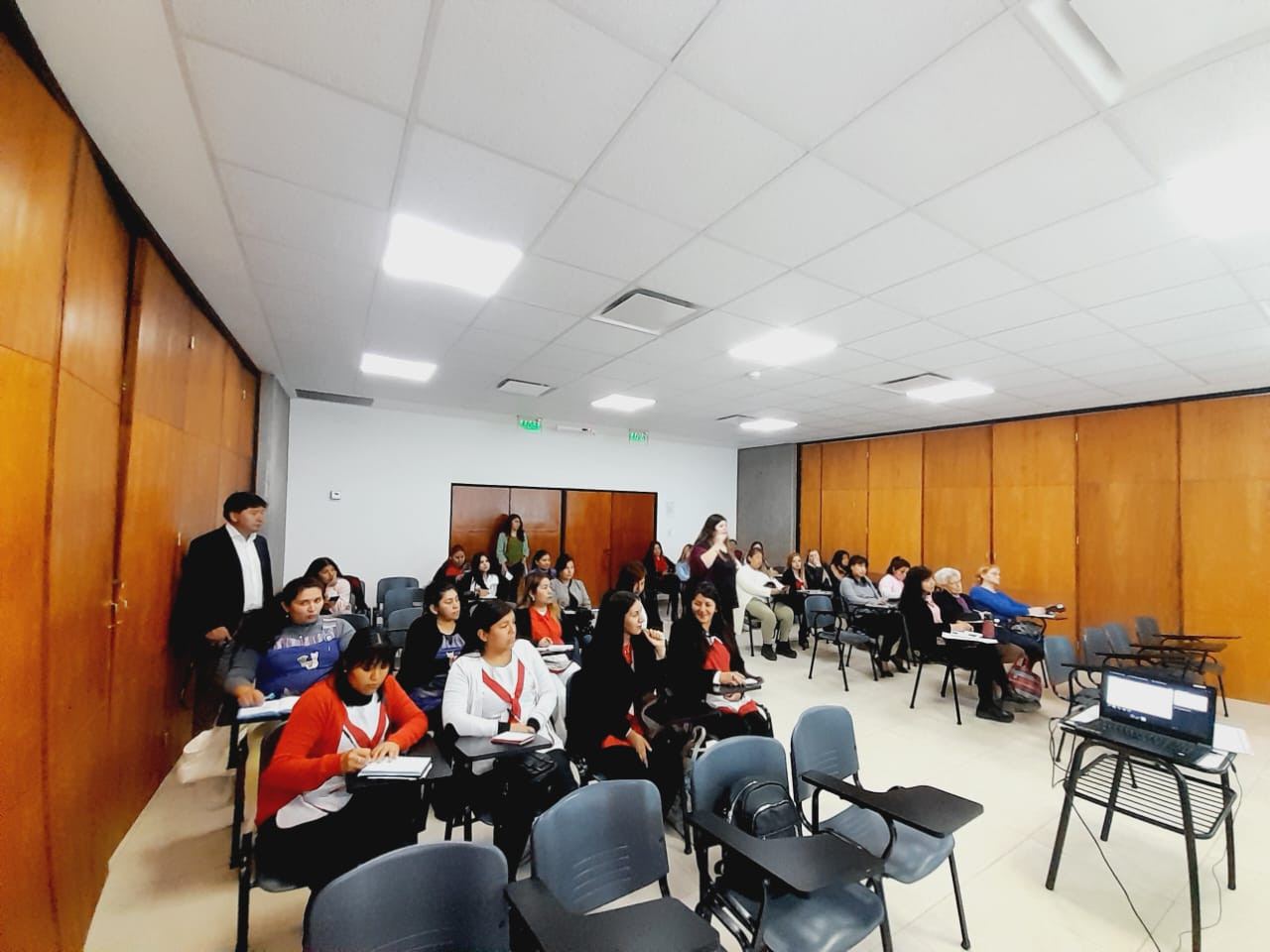 Autoridades educativas en el evento.