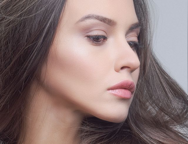 a woman with simple, easy and soft shades fall makeup look 