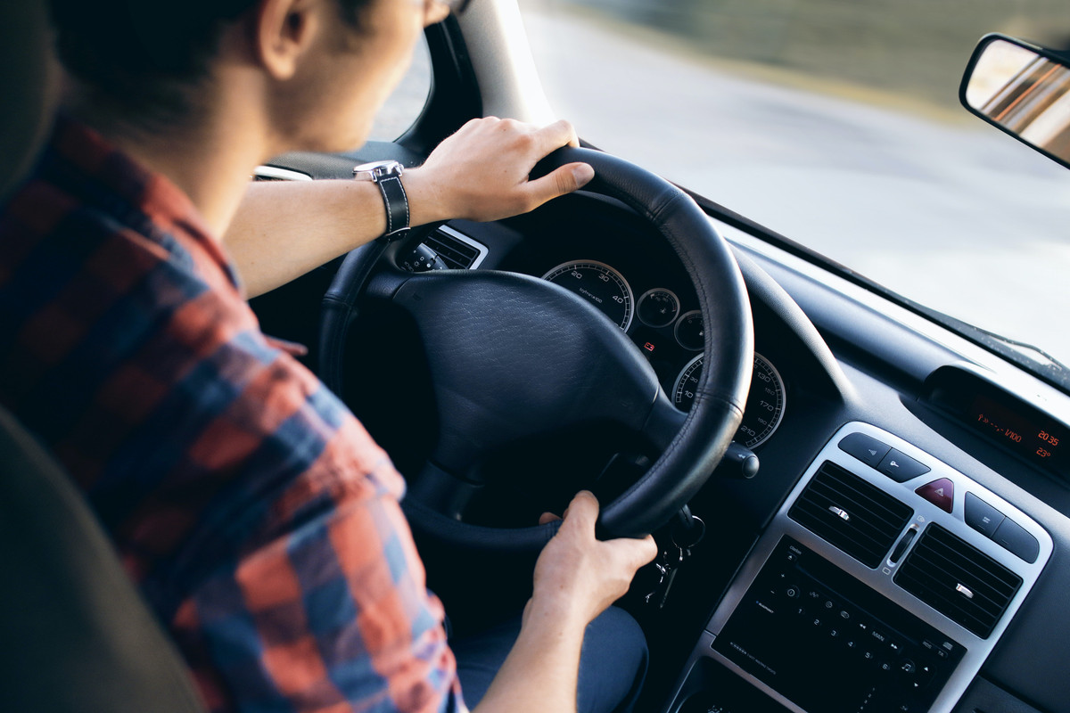 Mobil dengan kemudi atau setir di sebelah kiri (right-driving).