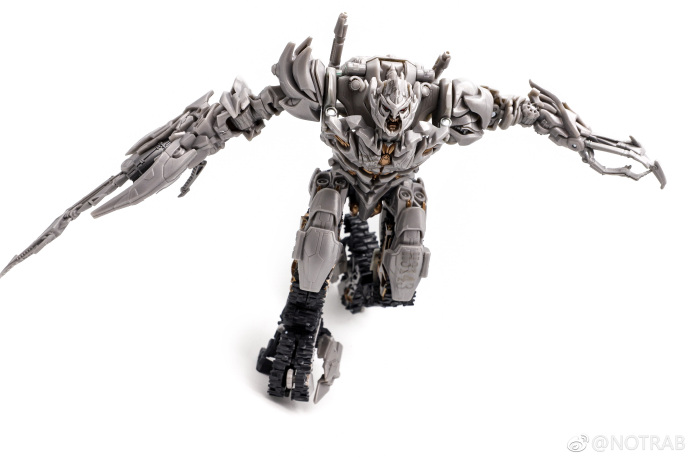 07-Studio-Series-Voyager-Megatron-In-Hand-Images