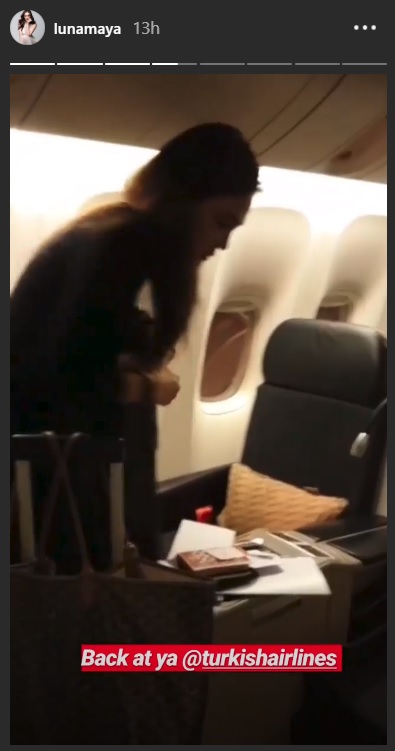 Luna maya tampak sedang berada dalam pesawat Turkishairlines