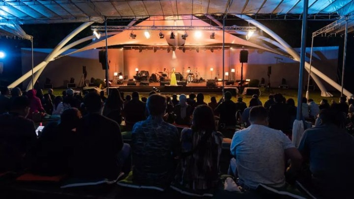 Kemeriahan Jazz Gunung Bromo 2022. Tahun ini Jazz Gunung Bromo akan diadakan lagi di lokasi yang dekat hotel dan tempat sewa mobil.