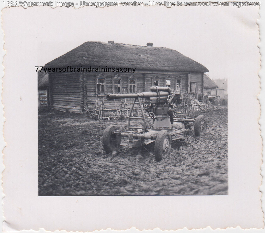 Foto Ostfront Russland russische Wehrmacht Flak Pak Geschütz Kanone Bauernhaus